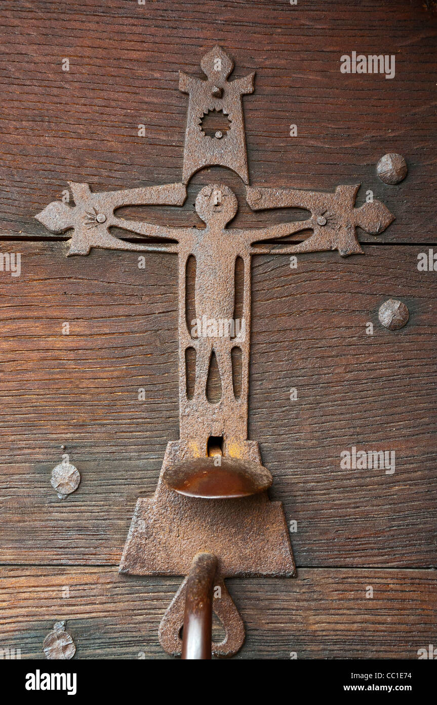 Alten Riegel auf hölzerne Kirchentür Stockfoto