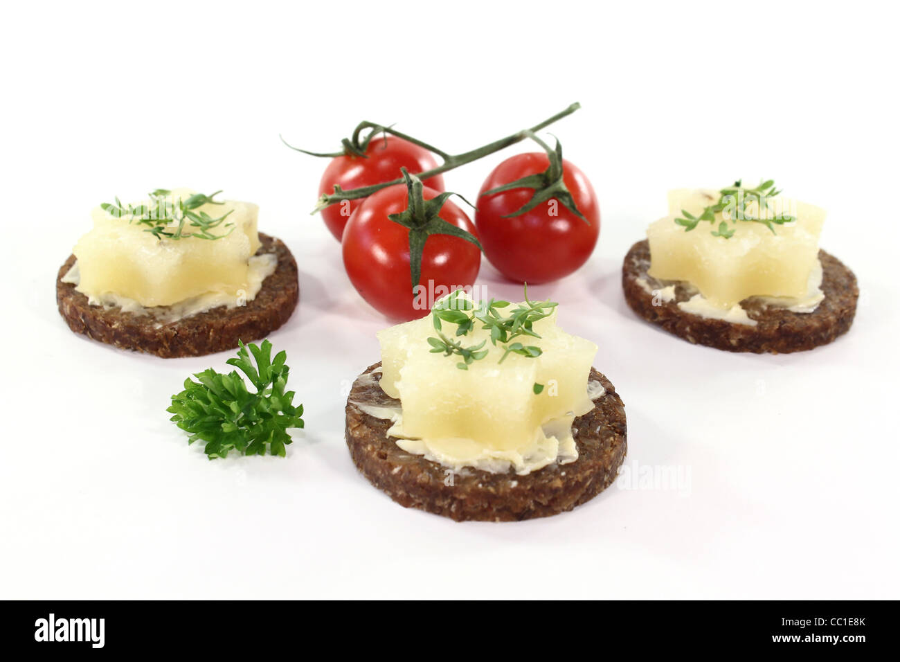 Pumpernickelbrot mit Butter, Harzer Käse und Gartenkresse Stockfoto