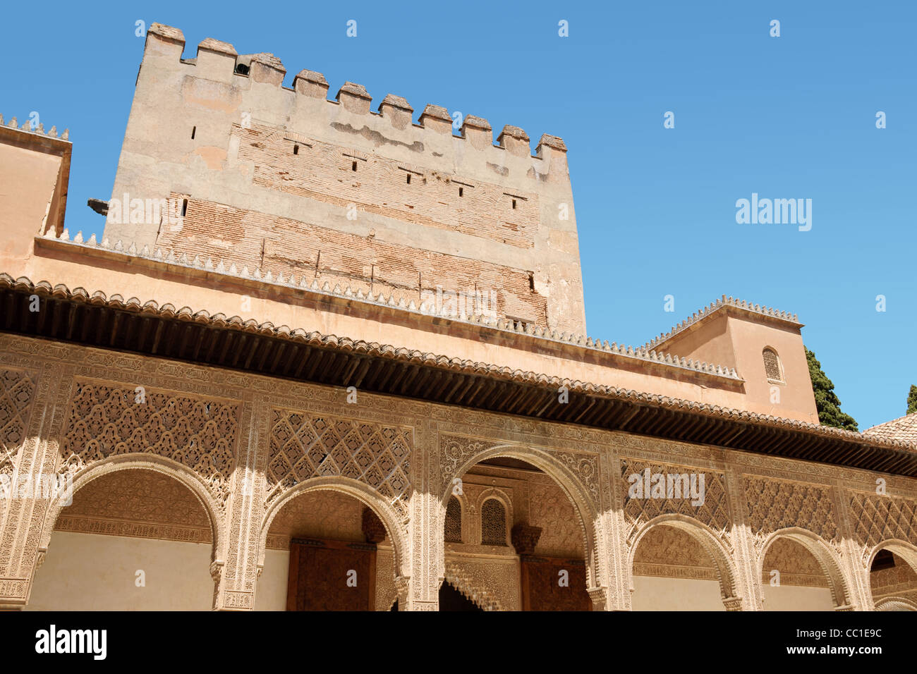Detail des Comares-Turm und der Hof von der Myrten oder Gericht des Segens in der Alhambra von Granada, Spanien Stockfoto