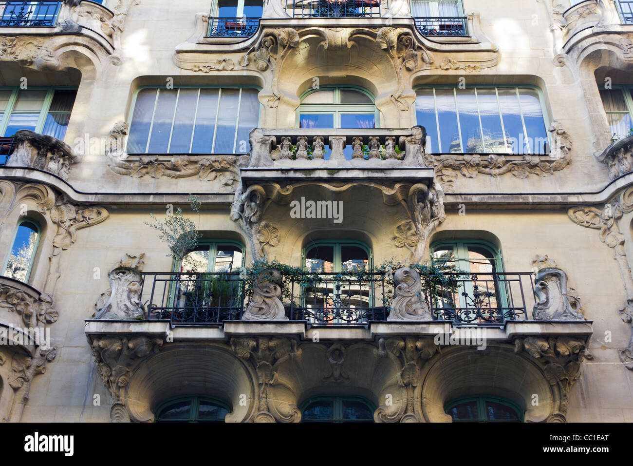 Jugendstil-Gebäude 33 Rue du Champs de Mars, Paris, Frankreich. Stockfoto