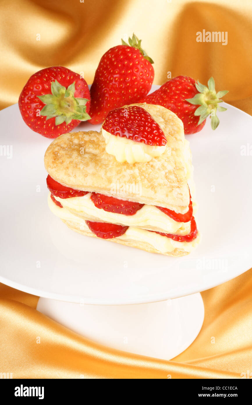 Herzförmige Erdbeeren und Vanillecreme Millefeuille für einen süßen Valentinstag. Selektiven Fokus. Stockfoto