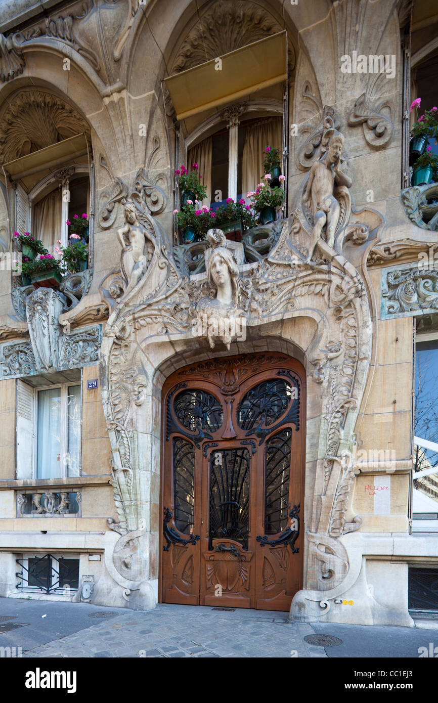 Eingang, Jugendstil-Gebäude am Avenue Rapp Nr. 29, Paris, Frankreich Stockfoto