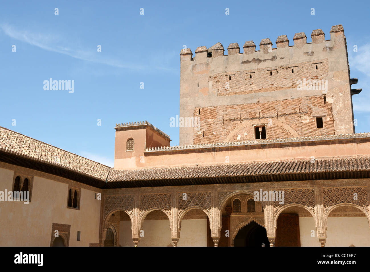 Detail des Comares-Turm und der Hof von der Myrten oder Gericht des Segens in der Alhambra von Granada, Spanien Stockfoto