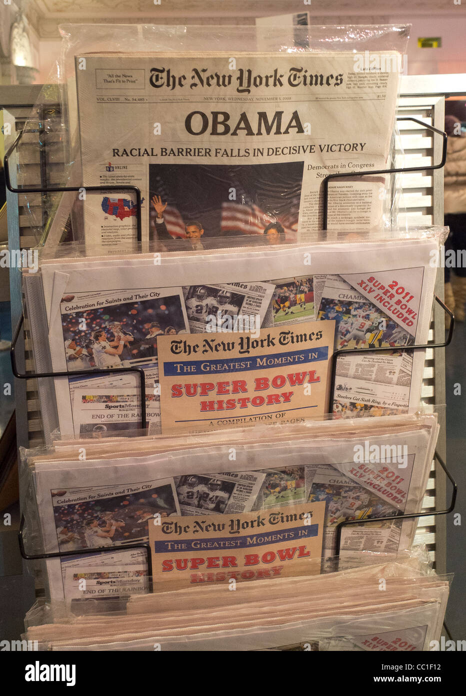 Obama gewann die Präsidentschaft auf der Titelseite der New York Times an einem Zeitungskiosk in Manhattan am 5. November 2008 Stockfoto