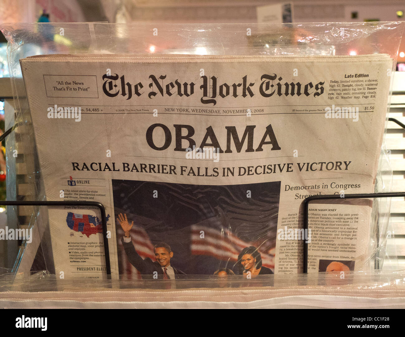 Obama gewann die Präsidentschaft auf der Titelseite der New York Times an einem Zeitungskiosk in Manhattan am 5. November 2008 Stockfoto