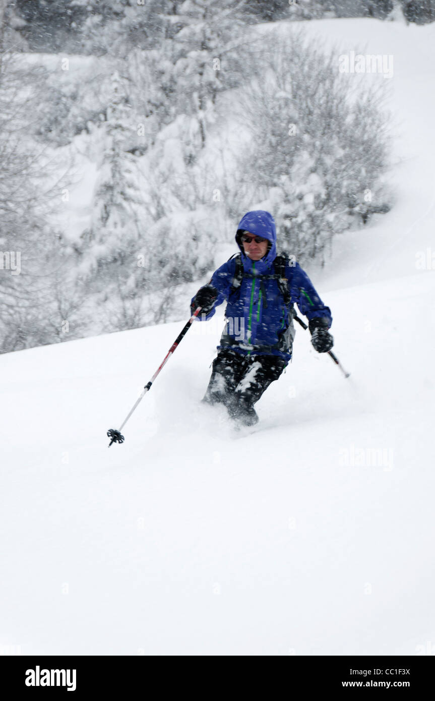 Powder-skiing bei schlechtem Wetter Lannaz Schweiz Stockfoto