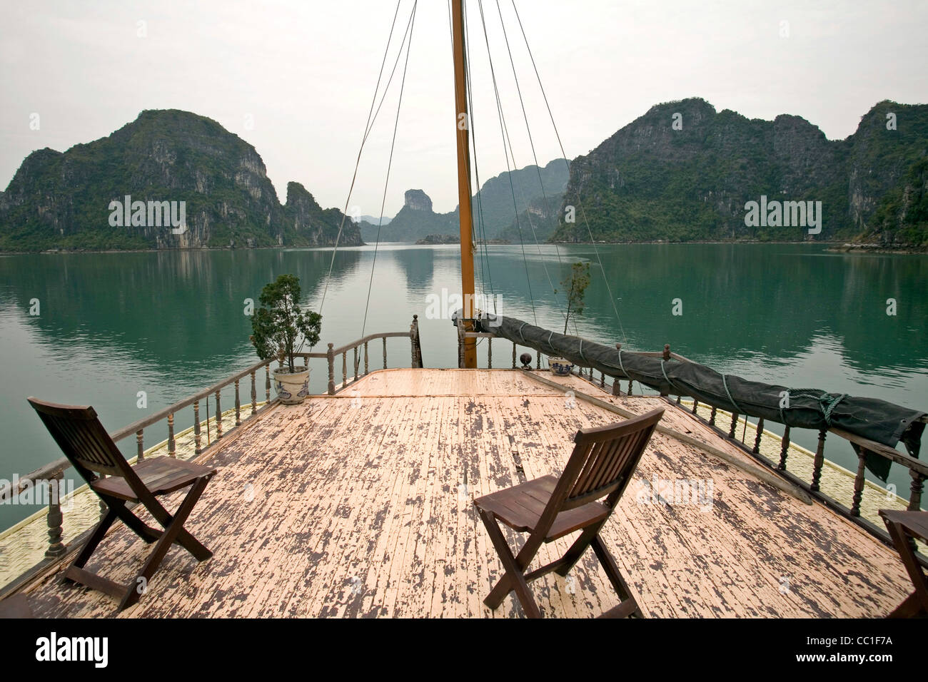 Das Deck einer Dschunke in Ha Long Bucht, Vietnam... Stockfoto