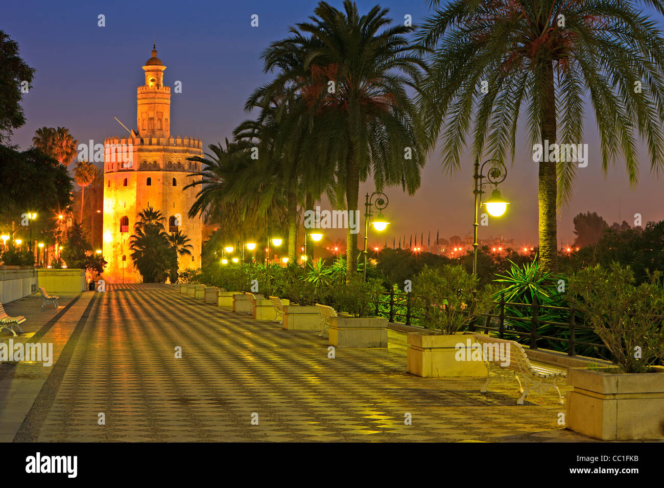 Der Torre del Oro (Turm des Goldes) beherbergt auch das Museo Maritimo entlang Paseo Alcalde Marques del Contadero in der Abenddämmerung, Sevilla. Stockfoto