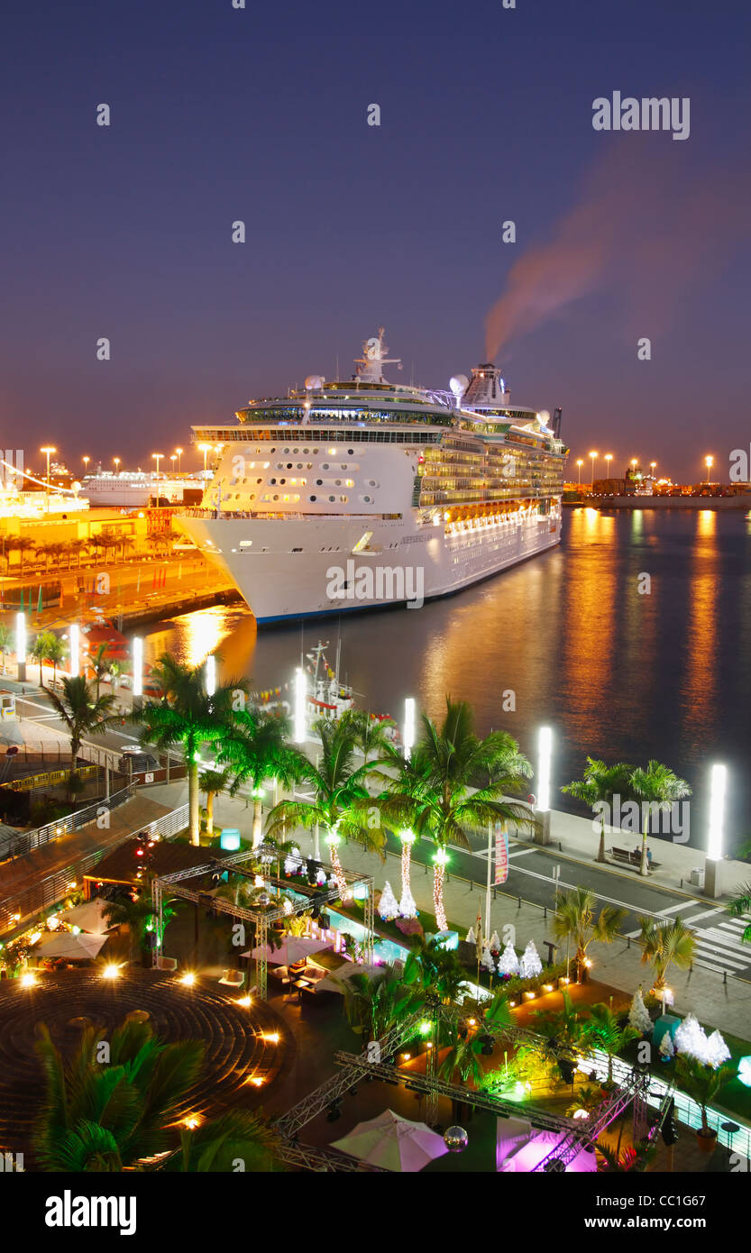 Blick auf Kreuzfahrtschiff Unabhängigkeit der Meere vom Centro Comercial Muelle (Einkaufszentrum) in Parque Santa Catalina in Las Palmas Stockfoto