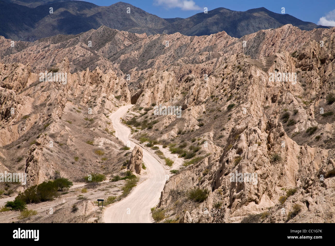 Gewundenen Feldweg obwohl der Quebrada de Las Flechas, Provinz Salta, Argentinien Stockfoto