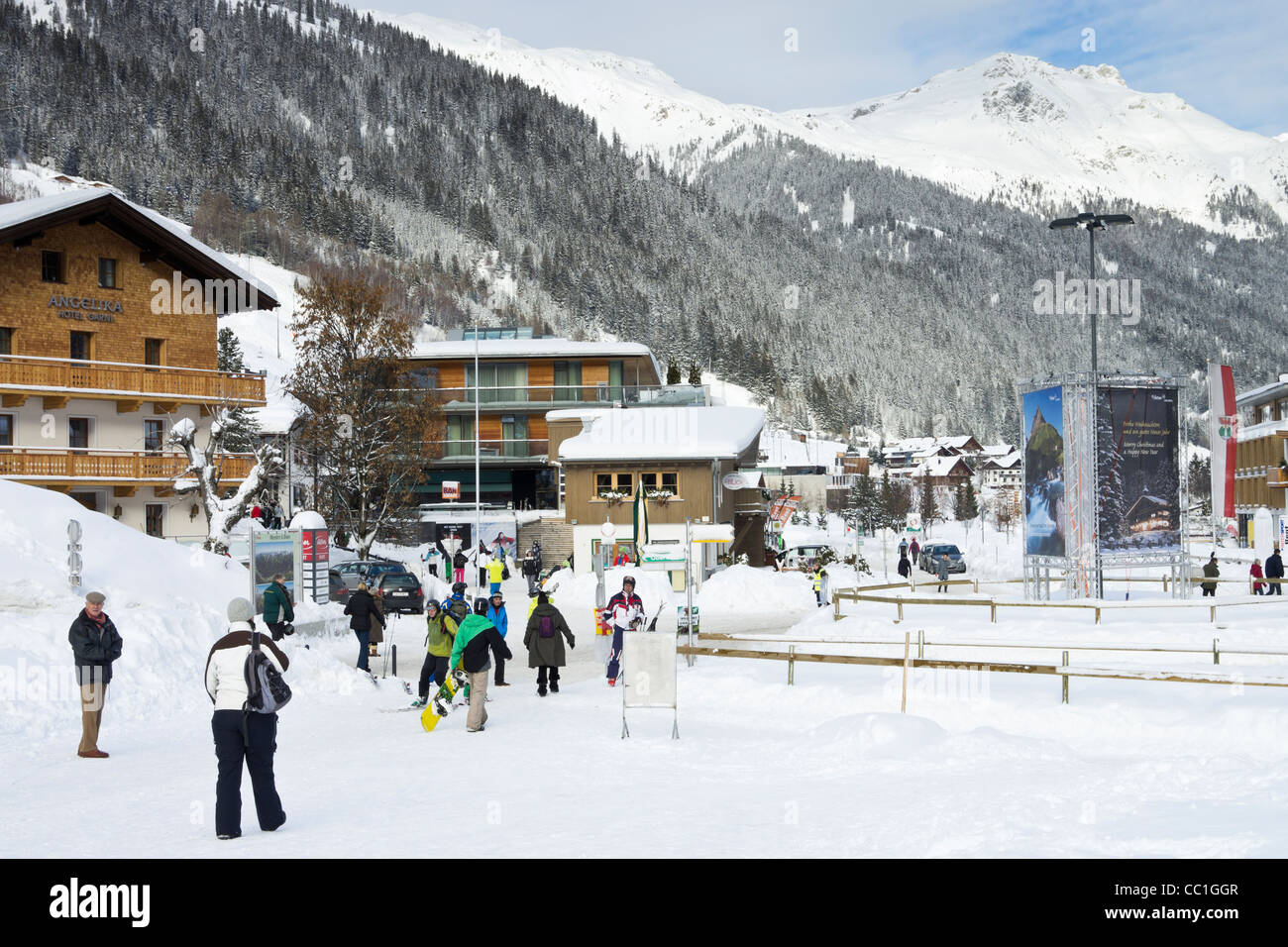 Dorf-Szene mit Skifahrer im österreichischen alpinen Skigebiet mit Schnee im Winter in St. Anton am Arlberg, Tirol, Österreich. Stockfoto