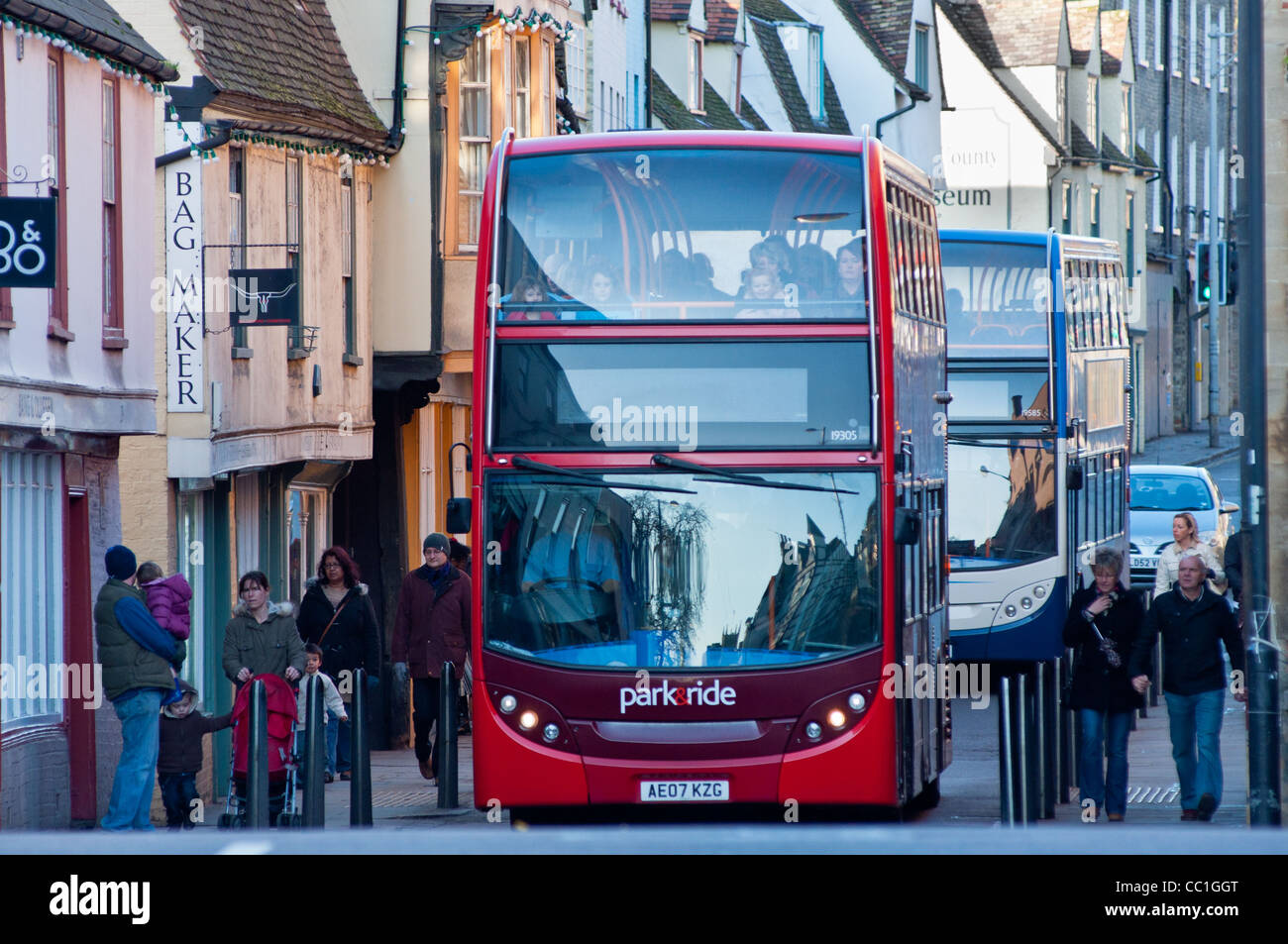 Ein "Park & Ride"-Bus kommt unten Bridge Street in Cambridge, England. Stockfoto