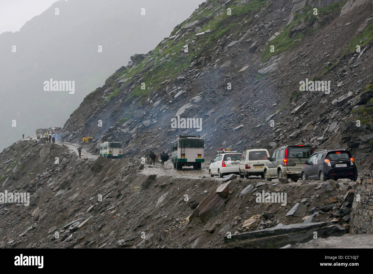 Verkehr auf den Rohtang La Pass im Regen, Manali-Leh Highway, Himachal Pradesh, Indien fest Stockfoto