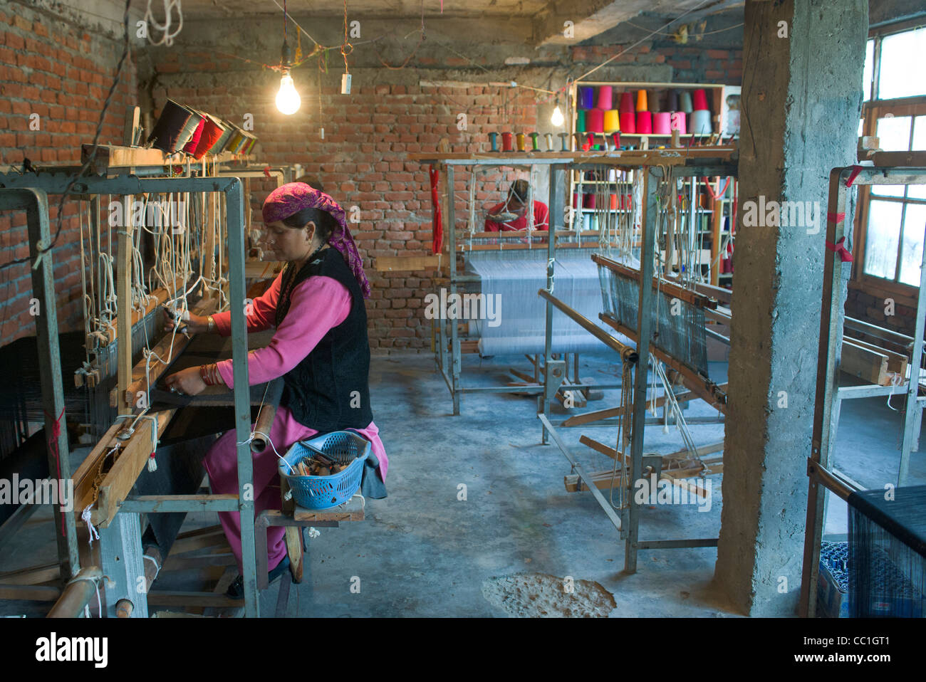 Weber in einer Kooperative in Old Manali, Himachal Pradesh, Indien Stockfoto