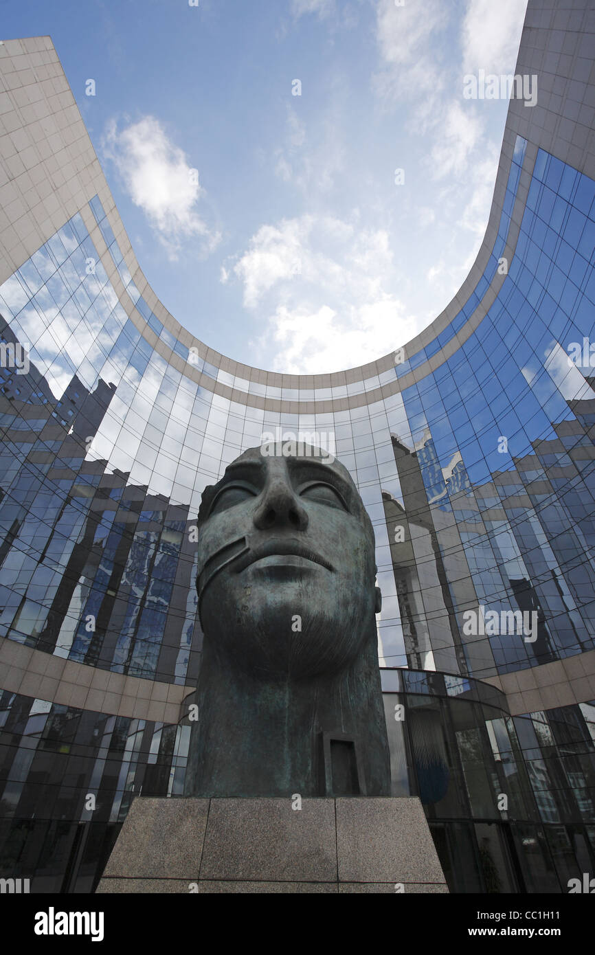 Igor Mitorajs Tyndareus Skulptur vor der KPMG-Gebäude, La Défense, Paris, Frankreich Stockfoto