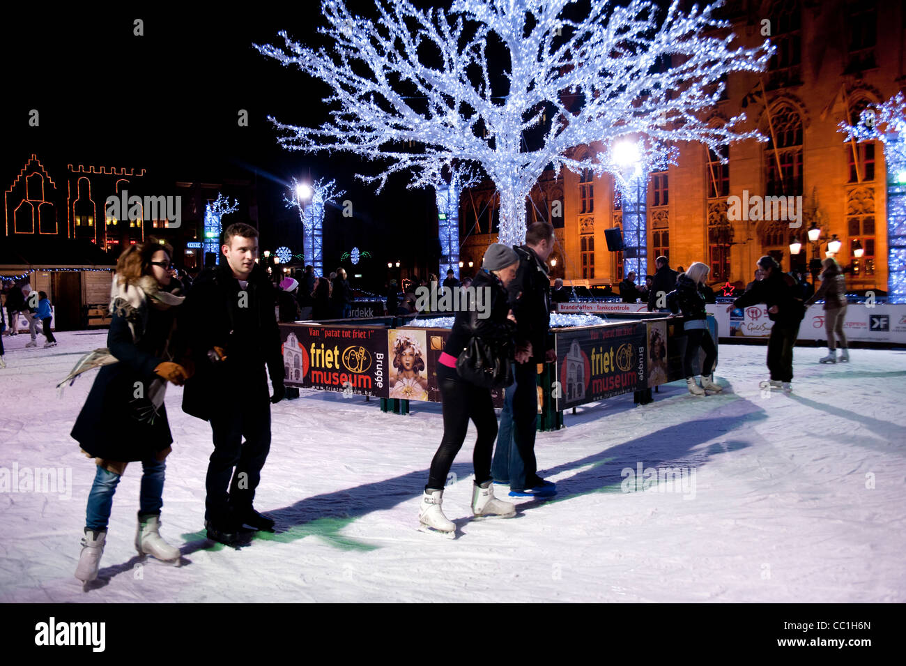 Skater auf Outdoor-Eisbahn im Weihnachtsmarkt Quadrat Brügge Belgien Stockfoto