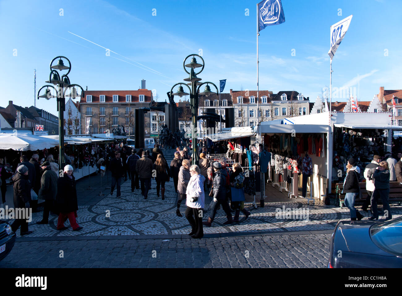 Samstagsmarkt in zentralen quadratischen Brügge Belgien Stockfoto
