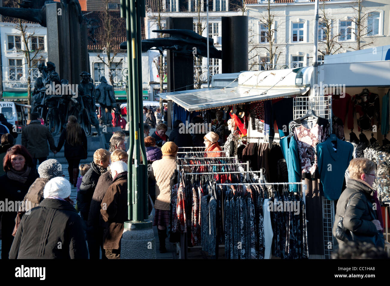 Samstagsmarkt in zentralen quadratischen Brügge Belgien Stockfoto