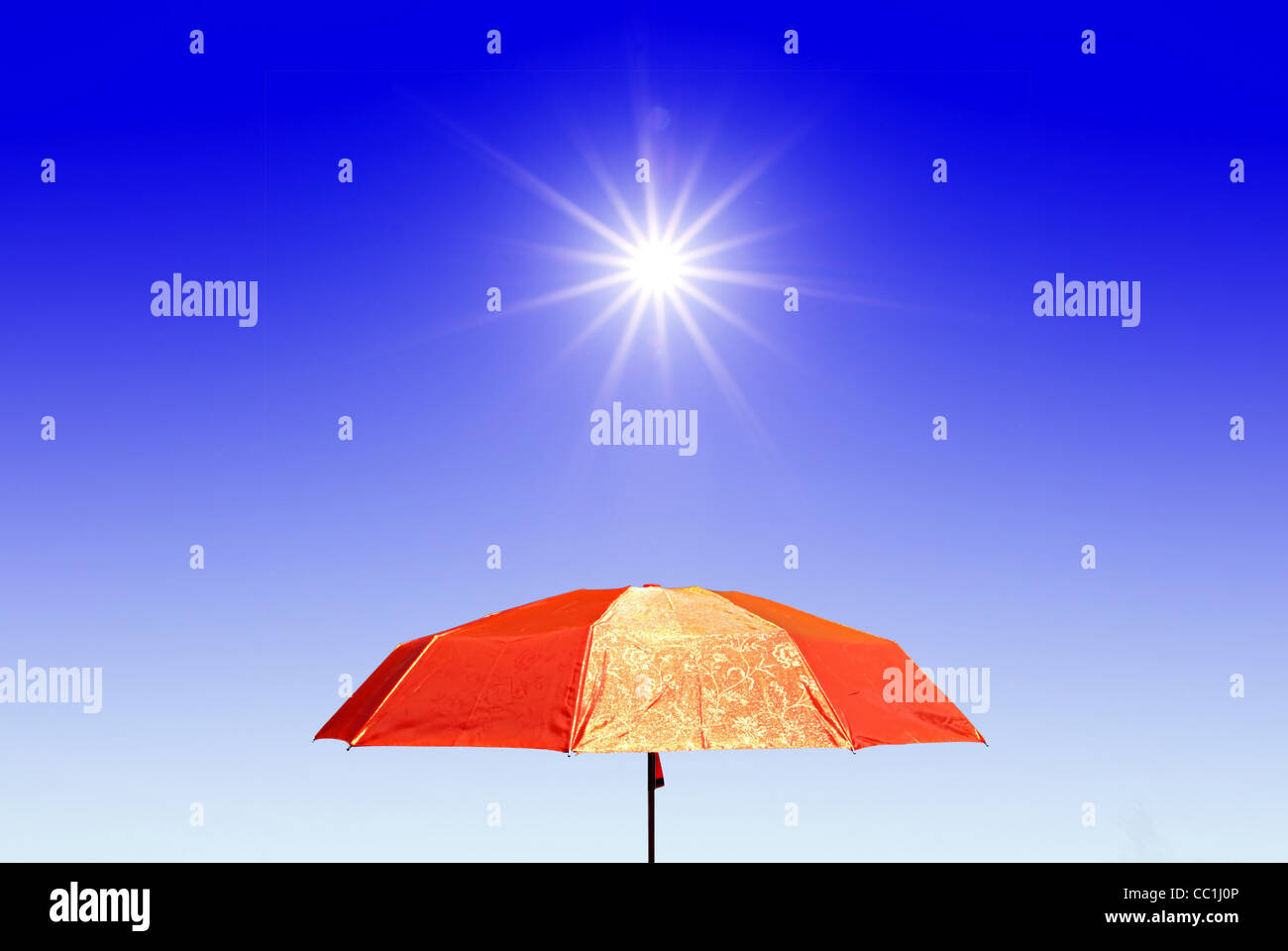 roten Regenschirm unter strahlender Sonne Stockfoto