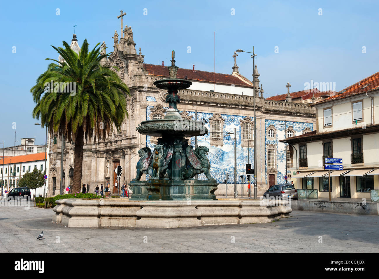Tun Sie Carmo Kirche mit ihrer Wände mit Azulejos, Porto, Portugal, UNESCO-Weltkulturerbe Stockfoto