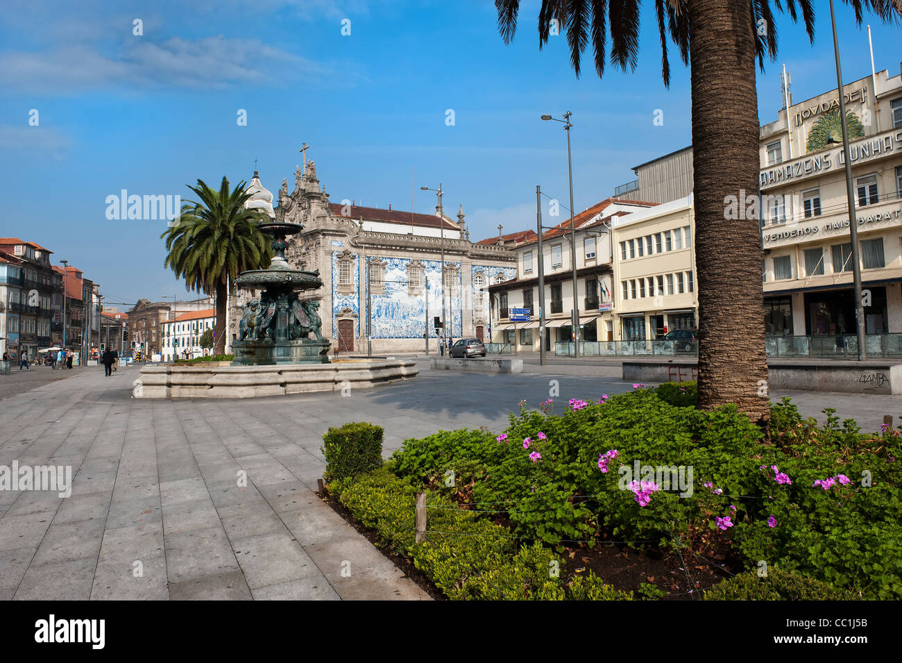 Tun Sie Carmo Kirche mit ihrer Wände mit Azulejos, Porto, Portugal, UNESCO-Weltkulturerbe Stockfoto