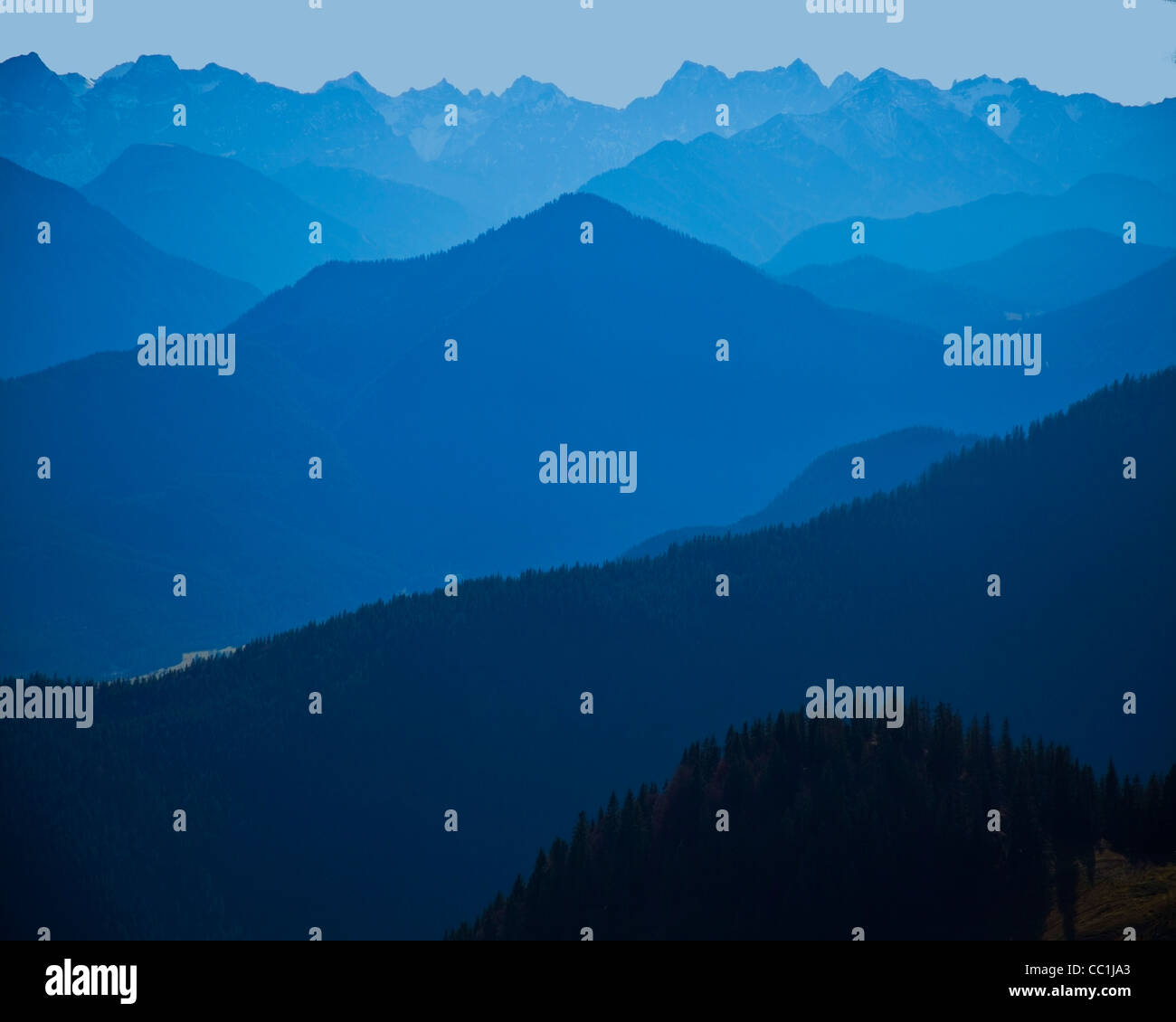 DE - Bayern: Blaue Alpine Szene (Blick vom Brauneck) Stockfoto