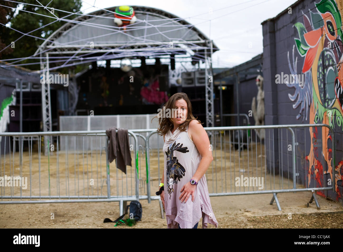 Eine Frau tanzt allein auf dem Standon Calling Festival in Hertfordshire, Großbritannien Stockfoto