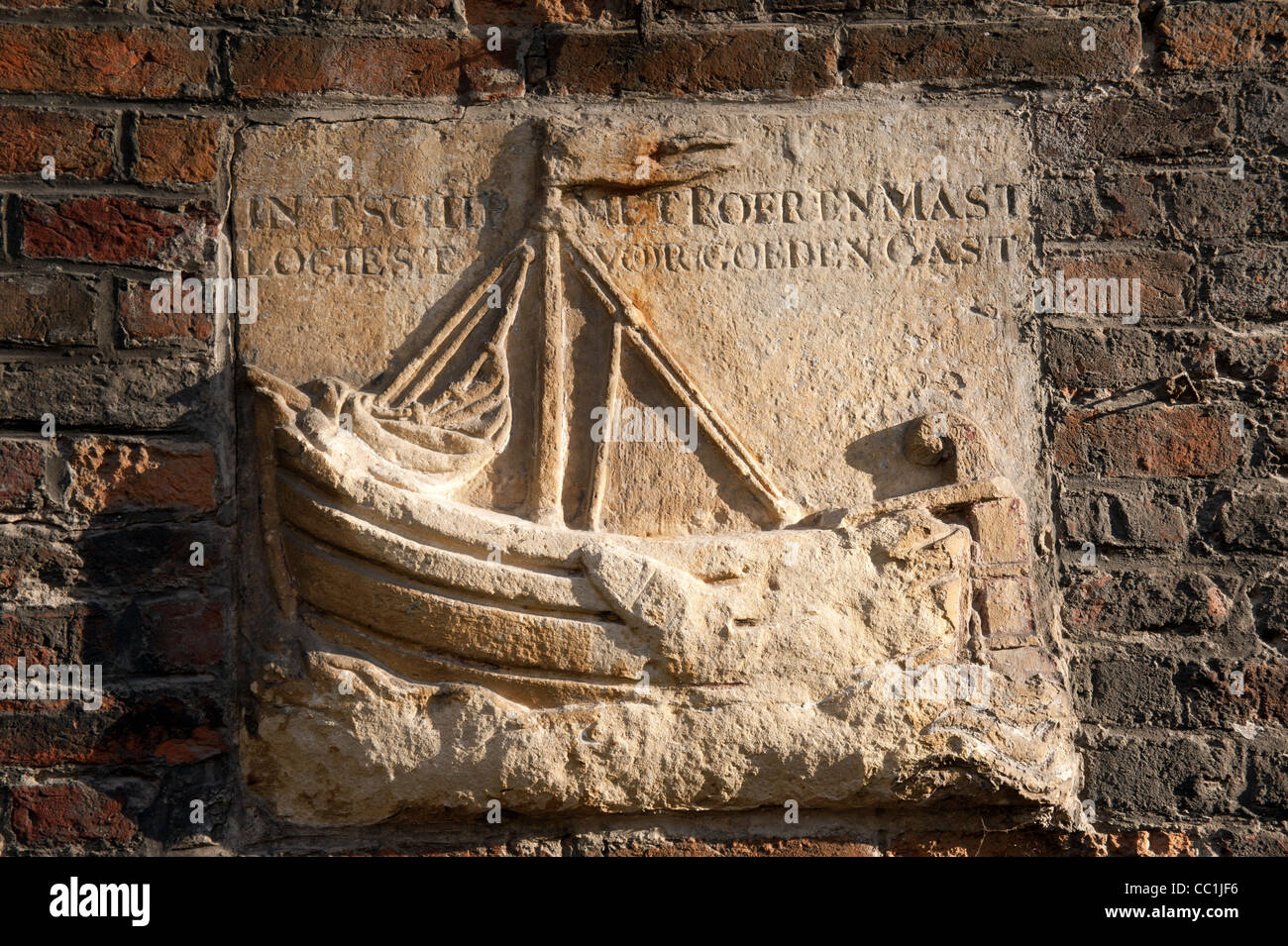 Alte gepflegte Steinzeichen mit Segelboot am Kanal in Brügge Belgien Stockfoto