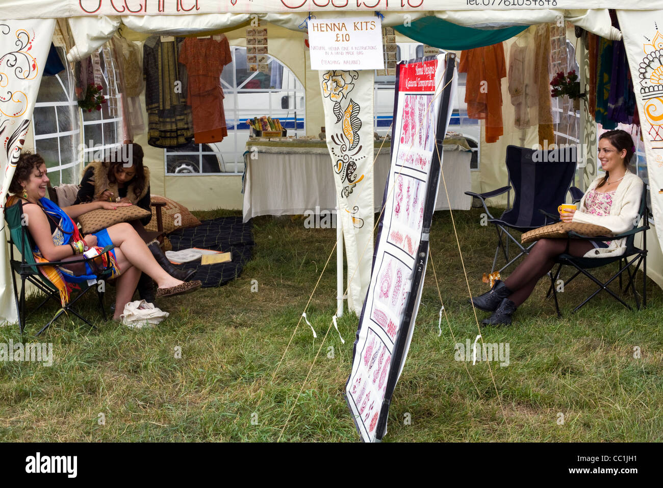 Eine Frau hat eine Henna-Tattoo, während ihre Freundin auf dem Standon Calling Festival in Hertfordshire, UK Uhren Stockfoto