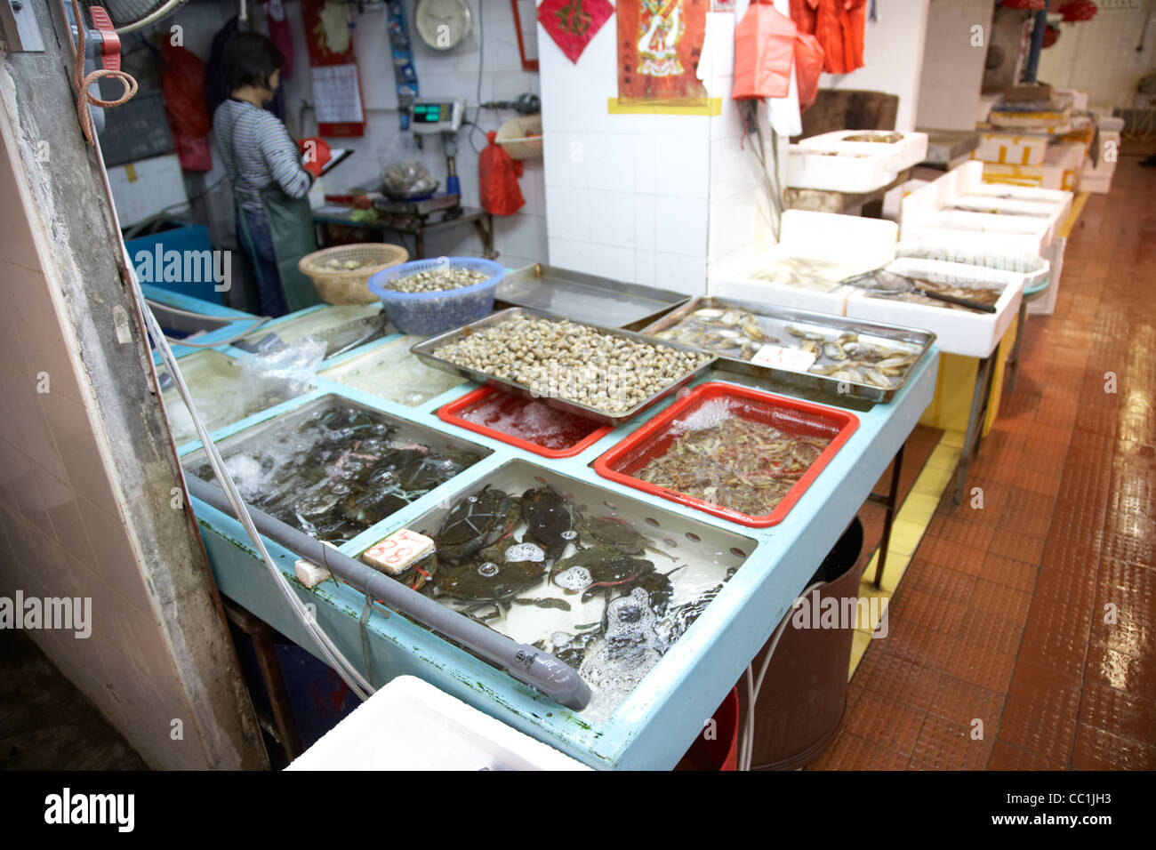 frische Meeresfrüchte und Schalentiere Tanks in Yau Ma Tei indoor Lebensmittel Markt Kowloon Hong Kong Sonderverwaltungsregion Hongkong China Asien Stockfoto