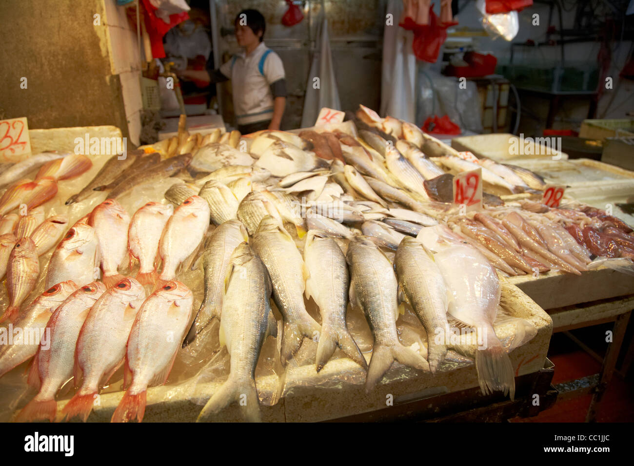 frischer Fisch für den Verkauf auf einen Stall in Yau Ma Tei indoor Lebensmittel Markt Kowloon Hong Kong Sonderverwaltungsregion Hongkong China Asien Stockfoto
