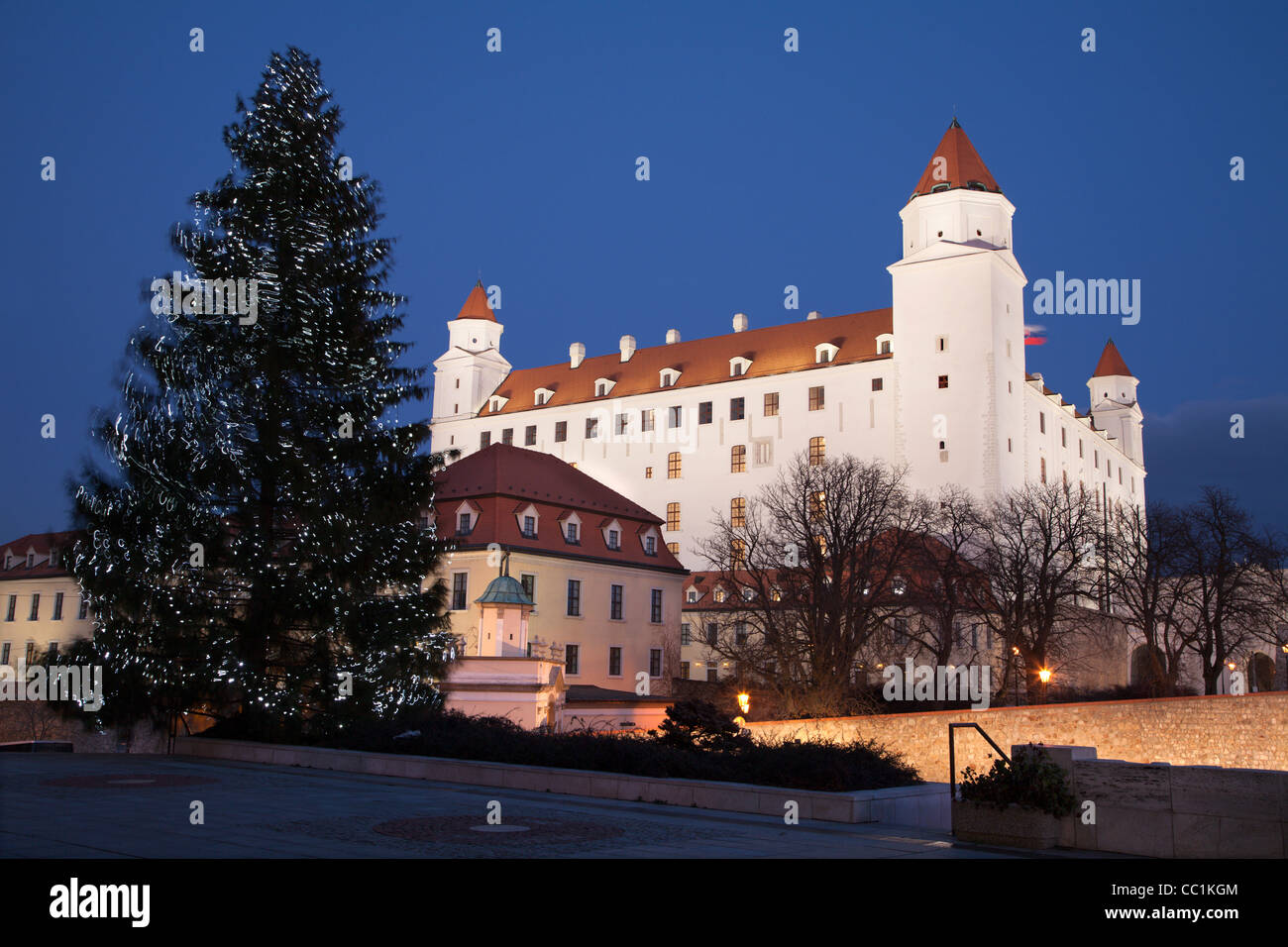 Bratislava - Burg aus dem Parlament in der Nacht und Weihnachtsbaum Stockfoto