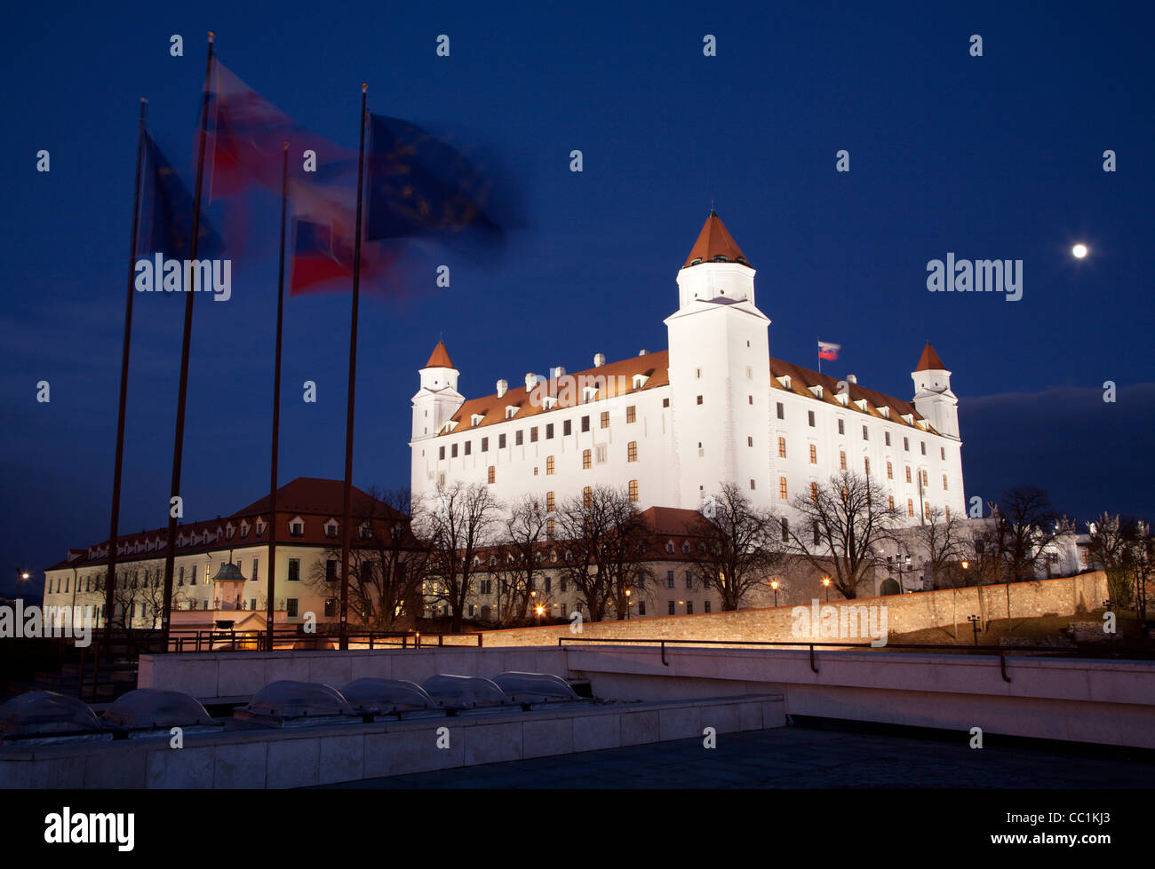 Bratislava - Burg aus dem Parlament in der Nacht und Flaggen Stockfoto