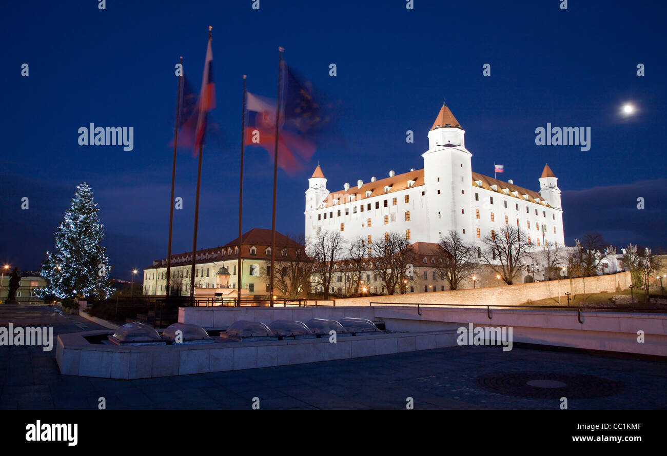 Bratislava - Burg aus dem Parlament in der Nacht und Weihnachtsbaum und Flaggen Stockfoto