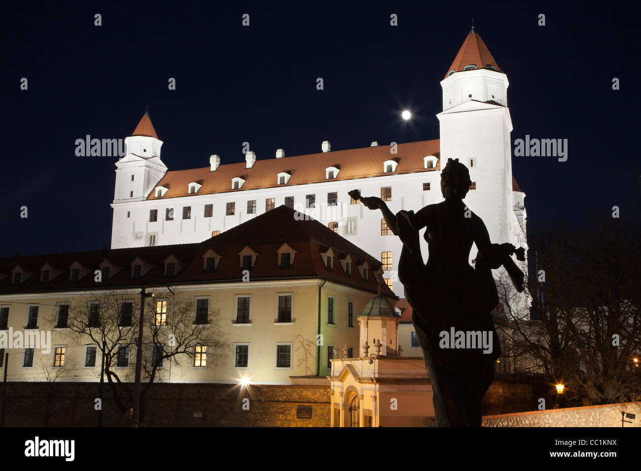 Bratislava - Burg aus dem Parlament bei Nacht Stockfoto