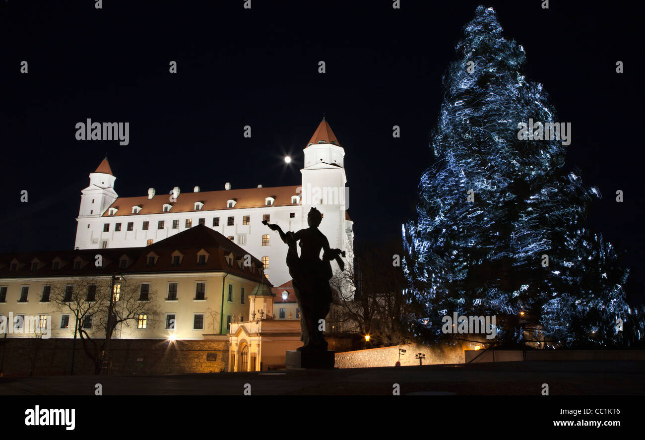 Bratislava - Burg aus dem Parlament in der Nacht und Weihnachtsbaum Stockfoto