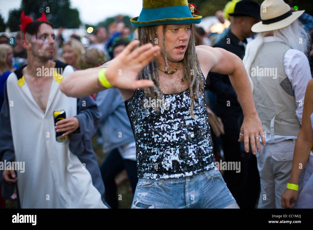 Ein Mann im Kostüm Tänze auf dem Standon Festival in Hertfordshire, eines der besten kleinen Boutique-Festivals des Landes Stockfoto