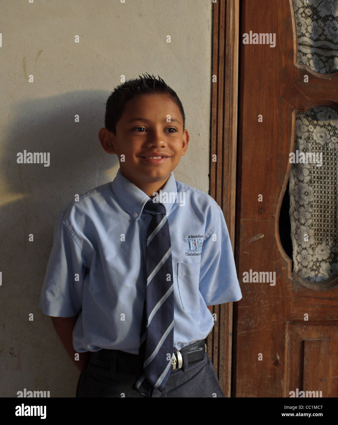 Junge Schüler immer bereit für die Schule in Gracias Lempira Honduras Stockfoto