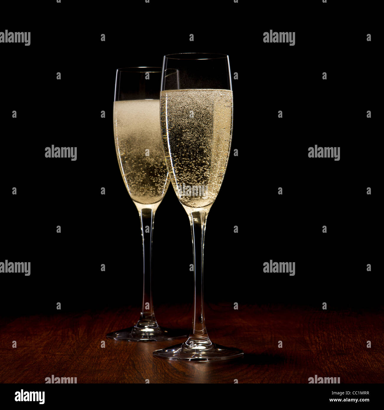 zwei Glas mit Champagner auf einem Holztisch Stockfoto