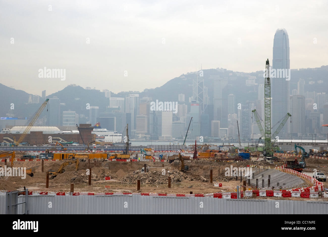 neue Baustelle und die Krönung Entwicklung im Bau auf neu gewonnenem Land in West Kowloon mit Blick auf Hong kong Stockfoto