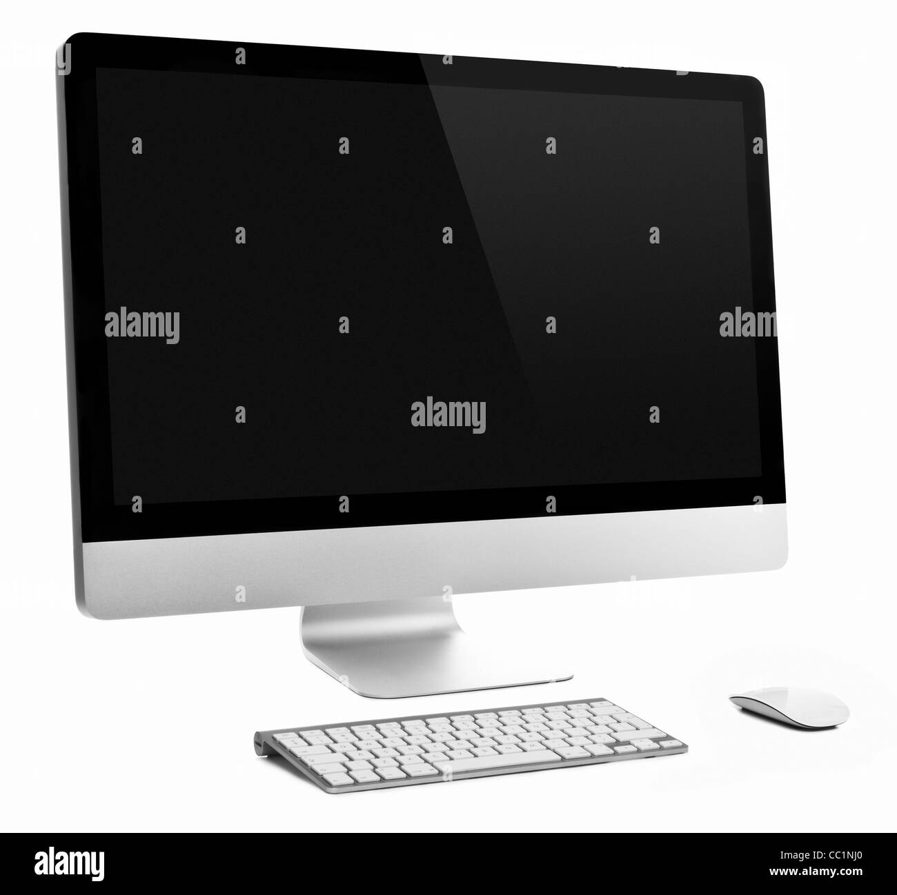 Desktop-Computer mit kabelloser Tastatur und Maus auf einem weißen Stockfoto