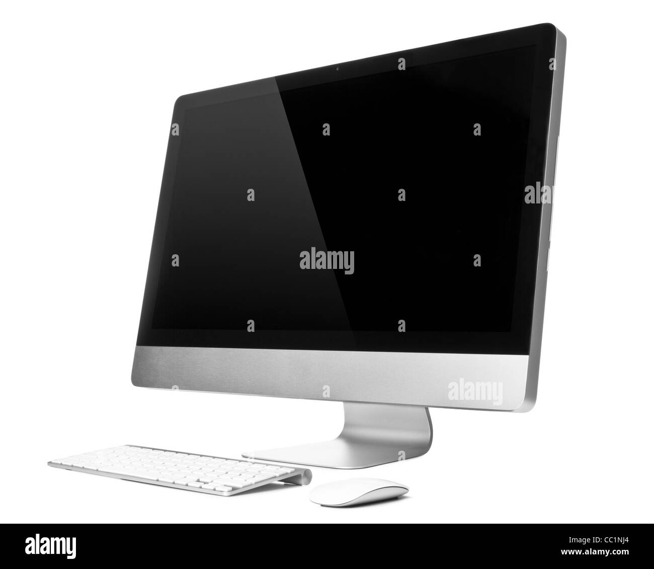 Desktop-Computer mit kabelloser Tastatur und Maus auf einem weißen Stockfoto
