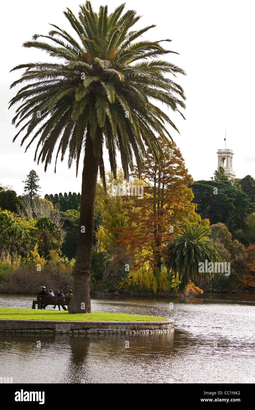 Melbourne Botanic Gardens Zierteich mit der Regierung House Tower im Hintergrund Blick von der Terrasse-Rezeption Stockfoto