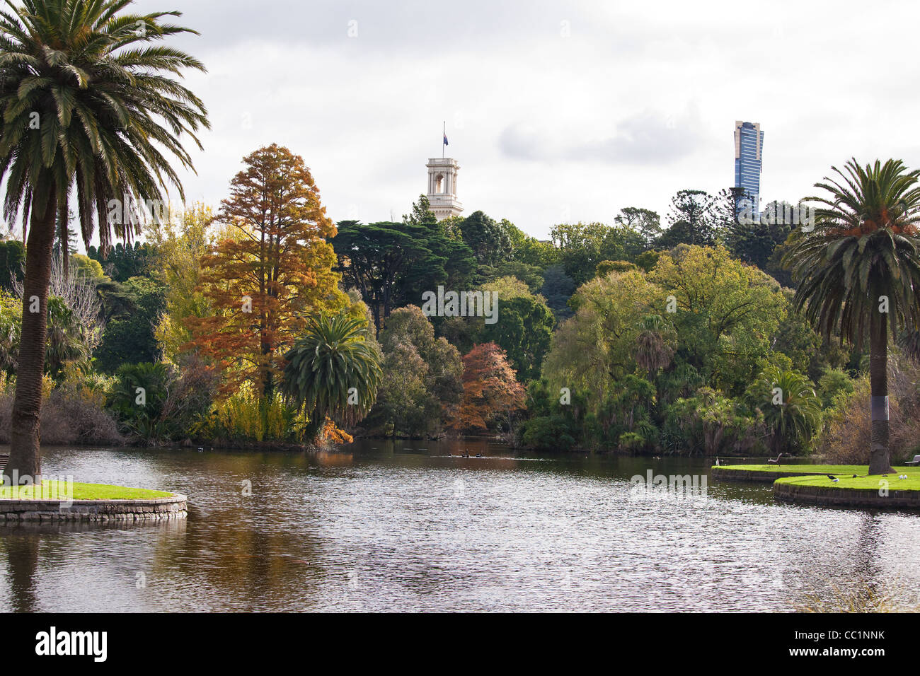 Melbourne Botanic Gardens Zierteich mit der Regierung House Tower im Hintergrund Blick von der Terrasse-Rezeption Stockfoto