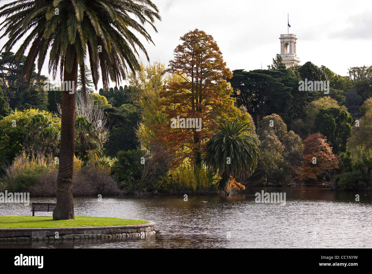 Melbourne Botanic Gardens Zierteich mit der Regierung House Tower im Hintergrund Blick von der Terrasse-Rezeption Stockfoto