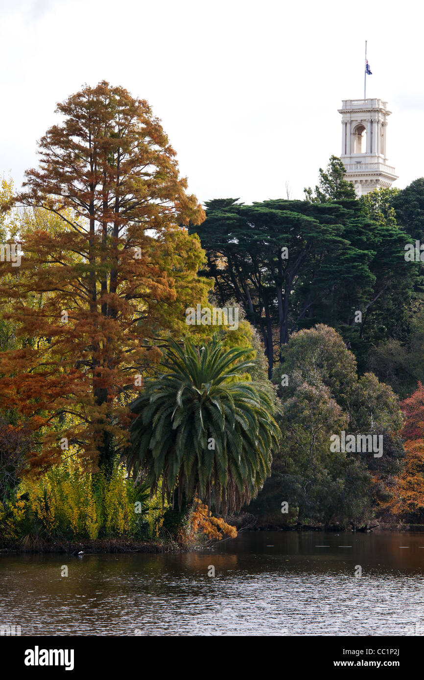 Melbourne Botanic Gardens Zierteich mit der Regierung House Tower im Hintergrund Blick von der Terrasse-Rezeption Stockfoto