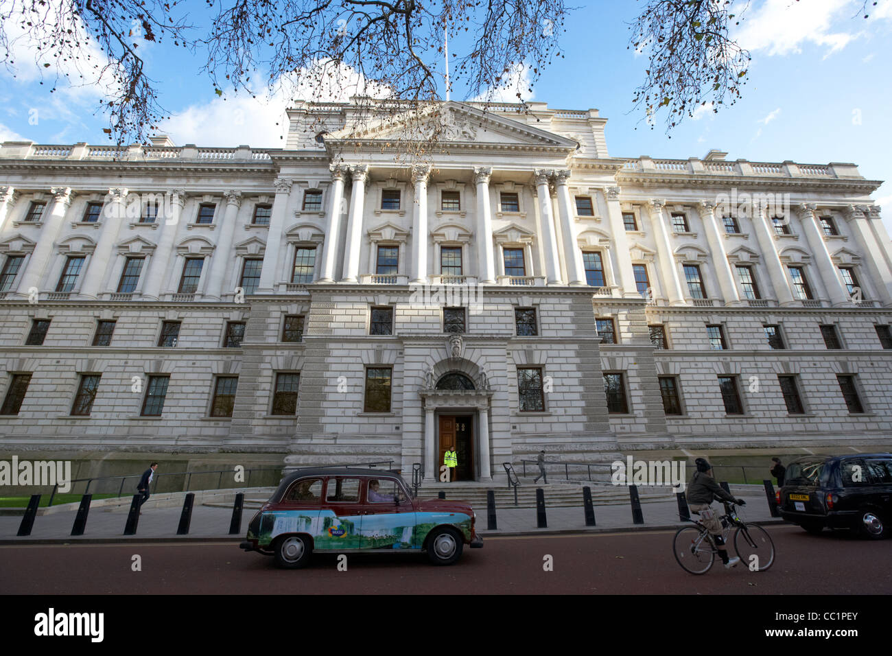 das britische Finanzministerium Gebäude ein Pferd bewacht Zeile London England UK-Vereinigtes Königreich Stockfoto