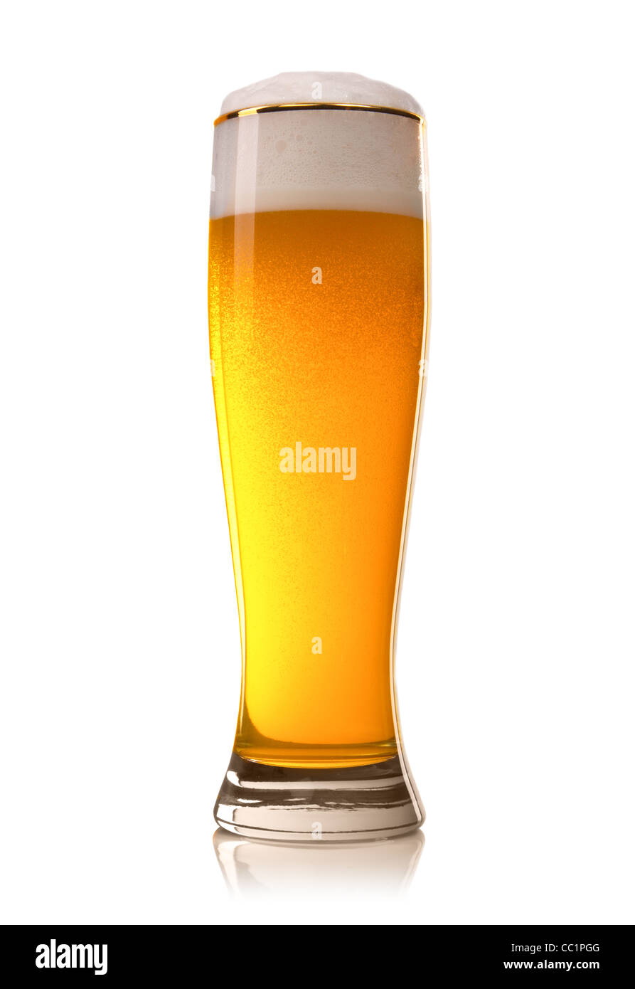 Bier in Glas isoliert auf weiss Stockfoto
