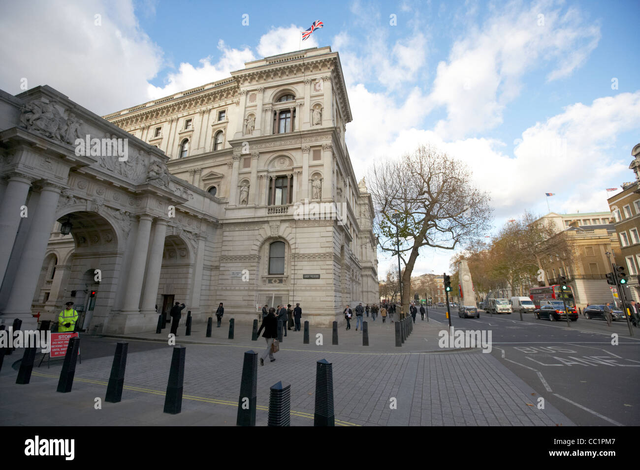 Eingang zum König Charles Street und fremde und Commonwealth Gebäude Whitehall London England UK United kingdom Stockfoto