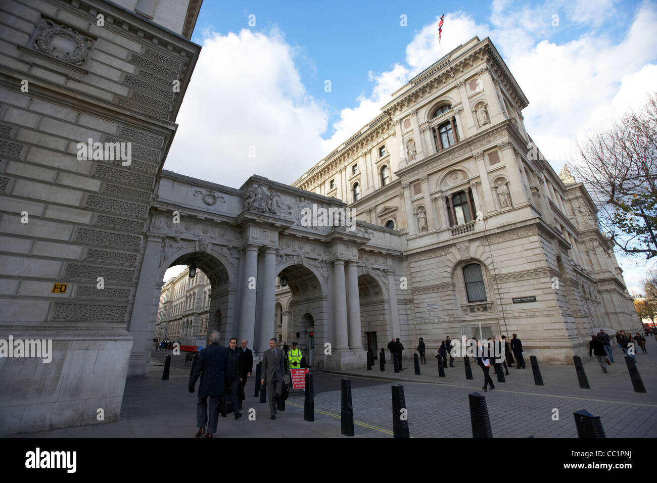 Eingang zum König Charles Street und fremde und Commonwealth Gebäude Whitehall London England UK United kingdom Stockfoto
